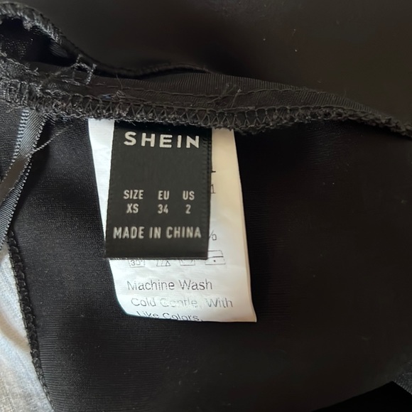 Cowl neck tied open back bandana halter top - Picture 7 of 7